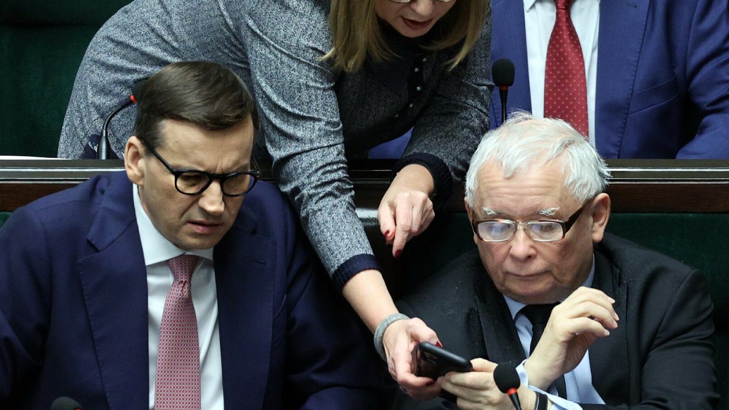 Nowy sondaż Estymator to nie są dobre wieści dla PiS. Premier Mateusz Morawiecki i prezes PiS Jarosław Kaczyński razem w Sejmie. W tle wicemarszałek Sejmu Małgorzata Gosiewska.