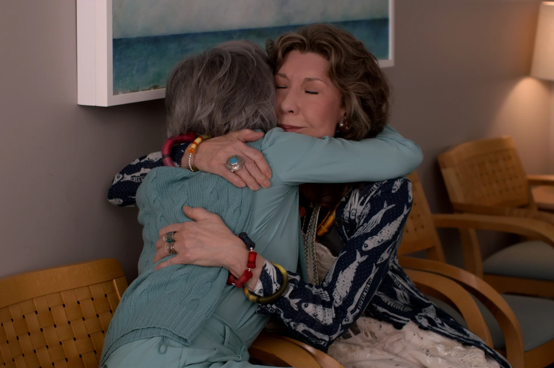 Grace i Frankie przytulają się w kadrze z serialu "Grace i Frankie" Netfliksa