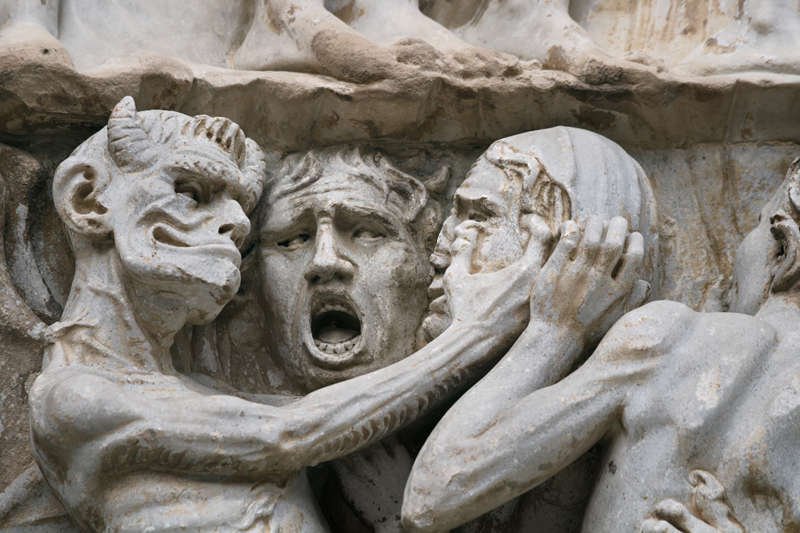 U opętanych pojawiają się specyficzne objawy, jak dziwne zjawiska fizyczne wywołujące lęk – znikanie i pojawianie się przedmiotów, poczucie obecności obcej osoby w pokoju, objawy fizyczne, jak np. uczucie "obręczy" na głowie czy parzenia przez medalik.