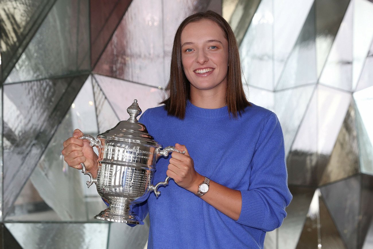 Iga Świątek z trofeum za zwycięstwo w tegorocznym US Open. Dla Polki to trzeci wielkoszlemowy triumf w karierze.