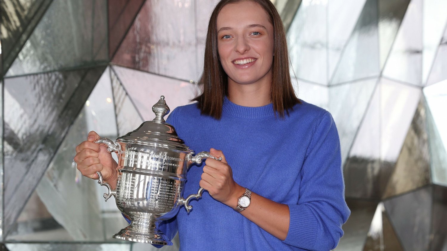 Iga Świątek z trofeum za zwycięstwo w tegorocznym US Open. Dla Polki to trzeci wielkoszlemowy triumf w karierze.
