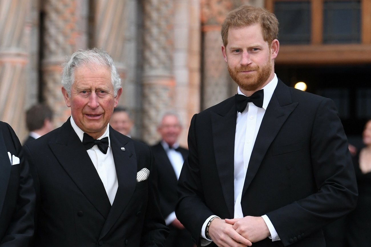 Jak wyglądają relacje księcia Harry'ego z ojcem?