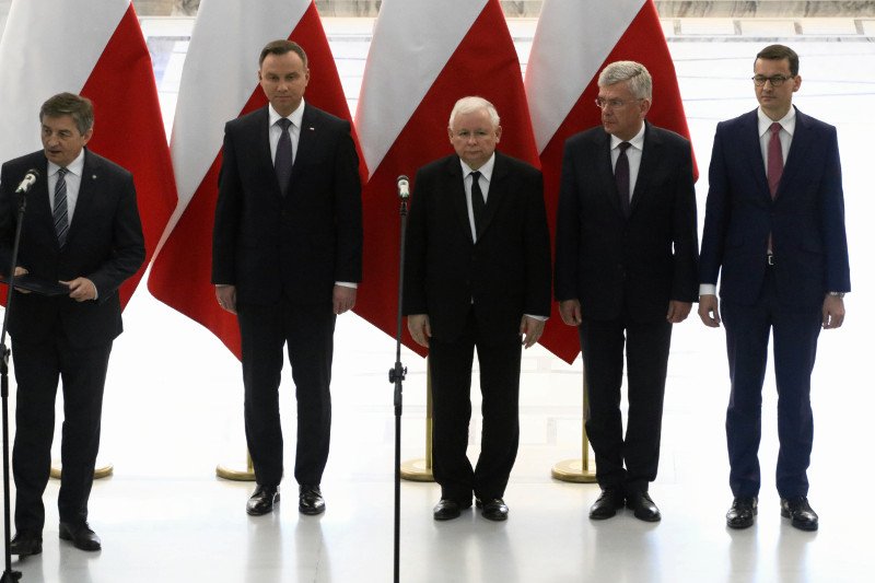 Andrzej Duda ma 182 cm wzrostu, zaś Jarosław Kaczyński 168 cm.