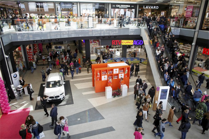 Galerie handlowe są pełne luksusowych sklepów, klientów "premium" i obsługujących ich sprzedawców. Czy ci ostatni rzeczywiście zachowują się tak źle?