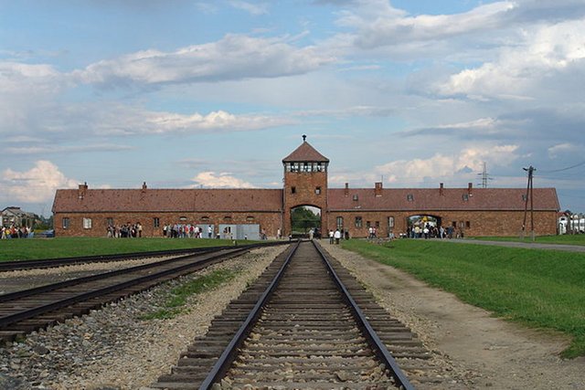 Brama wjazdowa do obozu Auschwitz-Birkenau.