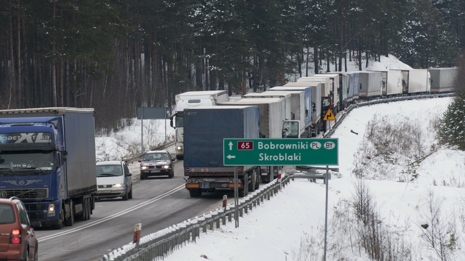 Szef MSWiA ogłosił, że podjął decyzję o tymczasowym zawieszeniu ruchu na polsko-białoruskim przejściu granicznym w Bobrownikach.