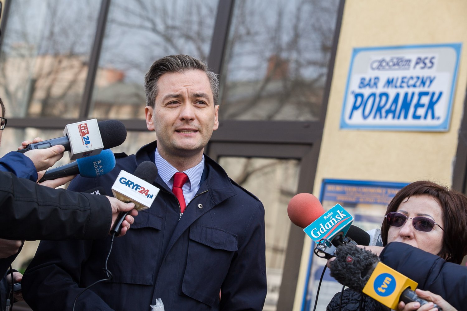 Konferencja prasowa przed barem "Poranek".