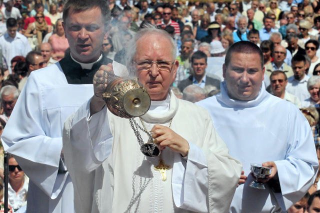 Biskup Kazimierz Ryczan podczas kieleckich obchodów Bożego Ciała