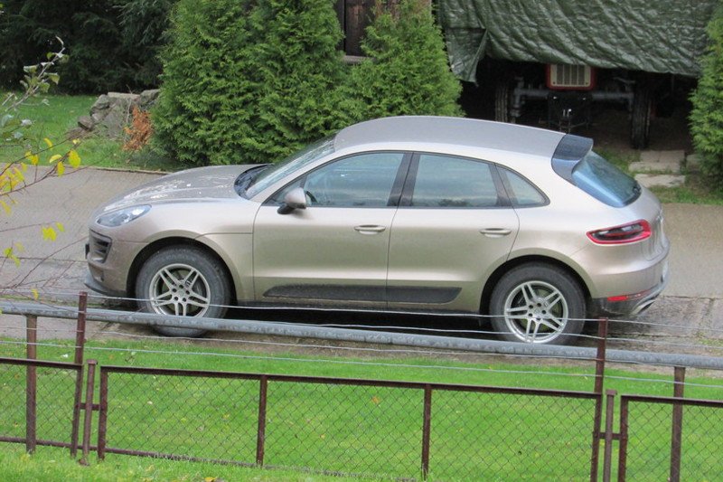 Zdjęcie luksusowego auta księdza zamieścili w internecie sami parafianie. Ale to nie jedyny ich zarzut wobec proboszcza.