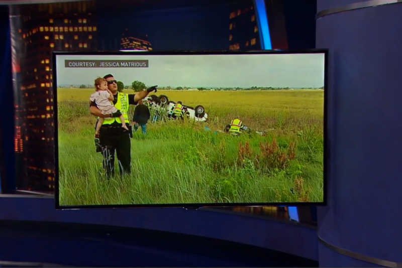 Zdjęcie policjanta opiekującego się 2-letnią ofiarą wypadku rozczuliło internautów.