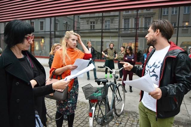 Tomasz Cymerman (reżyser przedsięwzięcia), statyści akcji performatywnej i Katarzyna Krajewit (po lewej) - inspicjentka WTW.
Fot. Agnieszka Majcher.