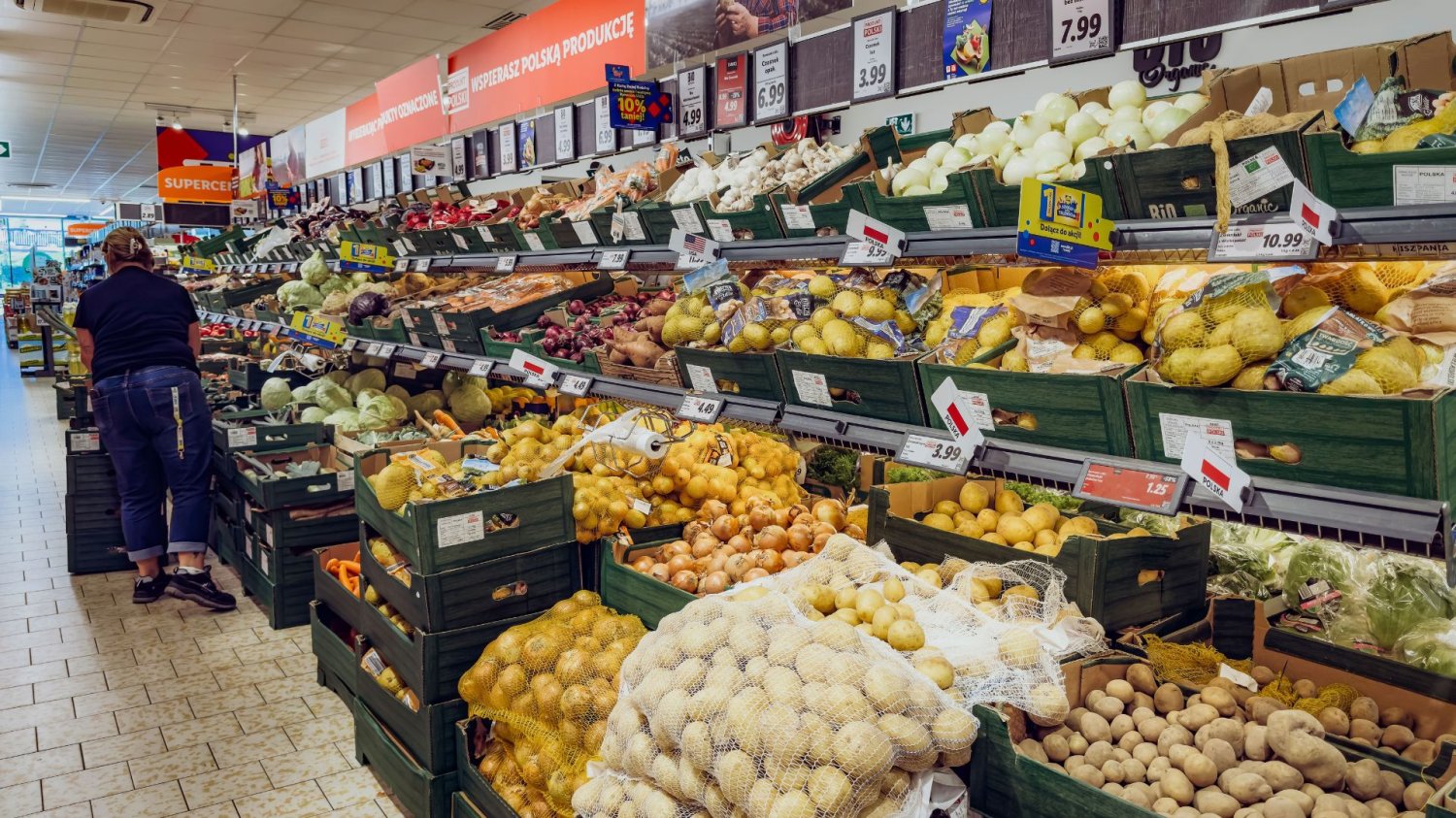 Wnętrze sklepu Lidl, dział z warzywami