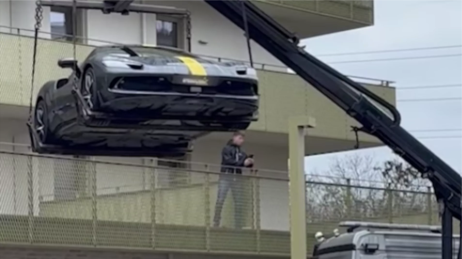 28-latek postanowił postawić swoje Ferrari na balkonie.