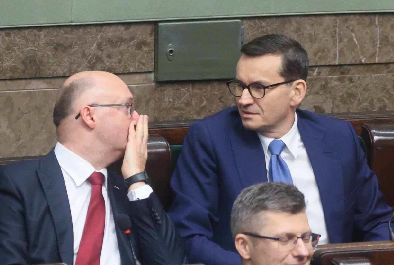 Afera migracyjna w rządzie PiS. Rząd tłumaczy się po dymisji wiceministra.