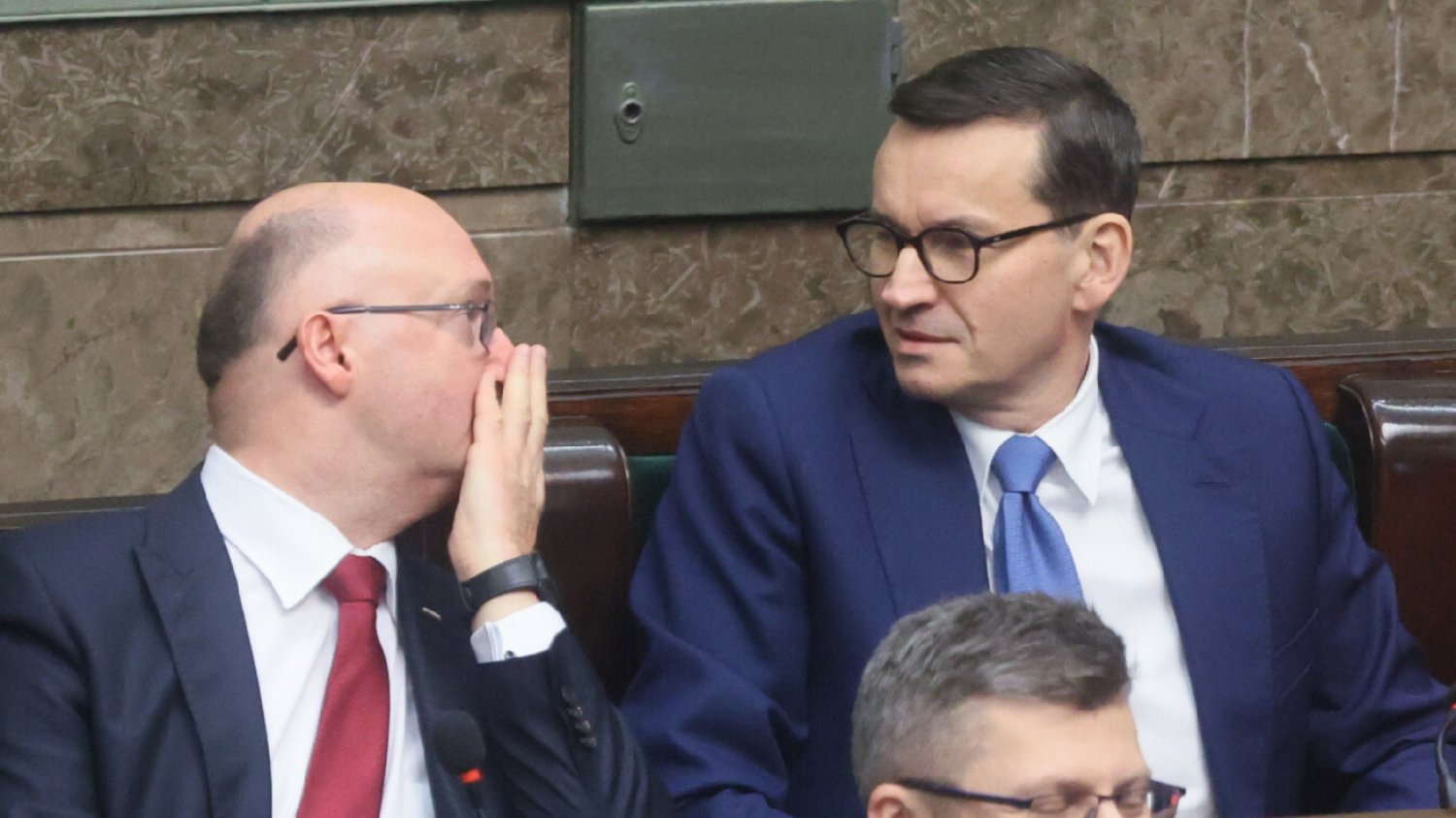 Afera migracyjna w rządzie PiS. Rząd tłumaczy się po dymisji wiceministra.