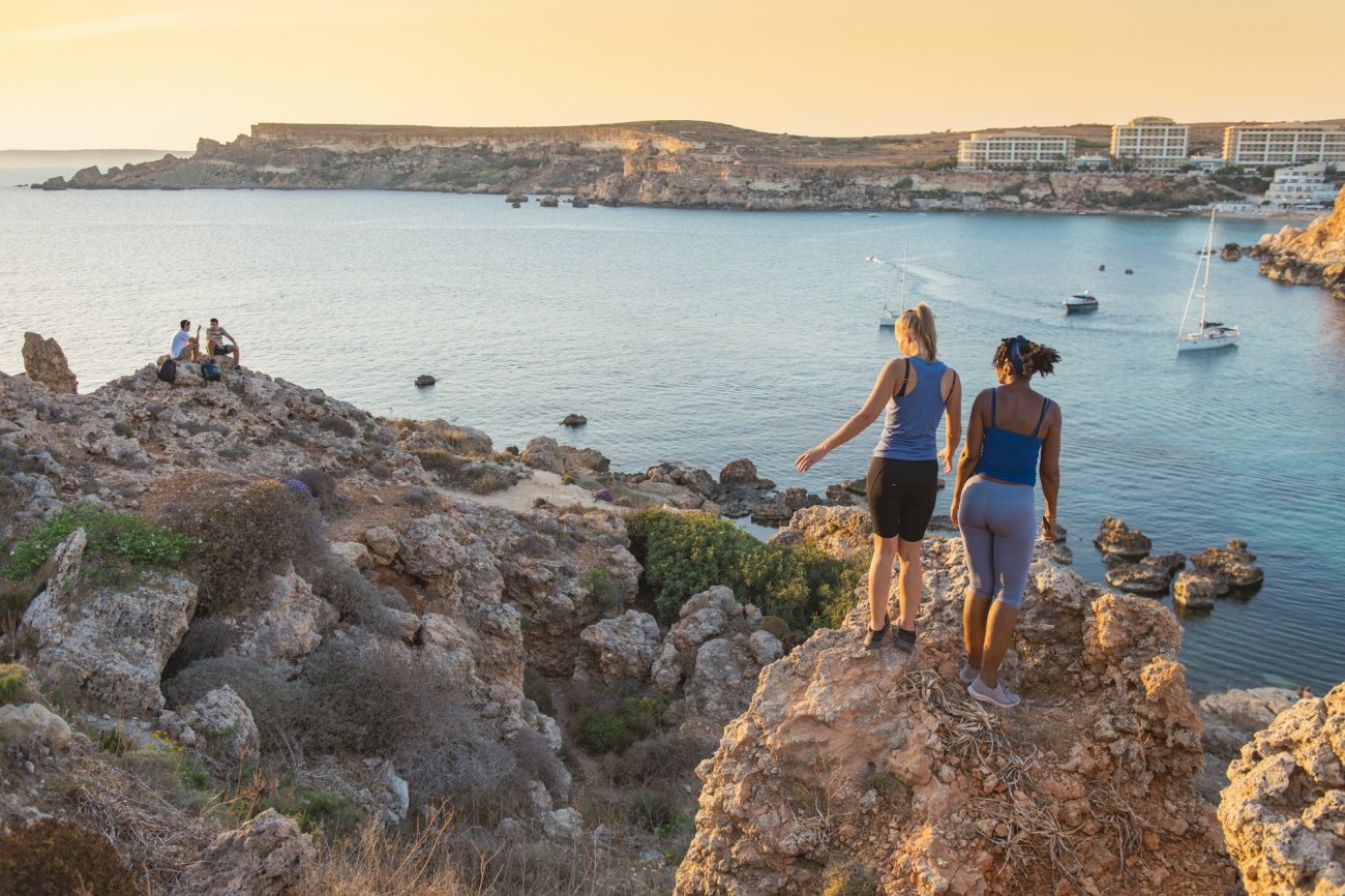 Immersja językowa polega na "zanurzeniu się" w danym języku, czyli ciągłym używaniu go w warunkach, gdzie ma się z nim nieustanny kontakt i właściwie nie można od niego uciec. Takim świetnym miejscem do nauki języka angielskiego będzie Malta.