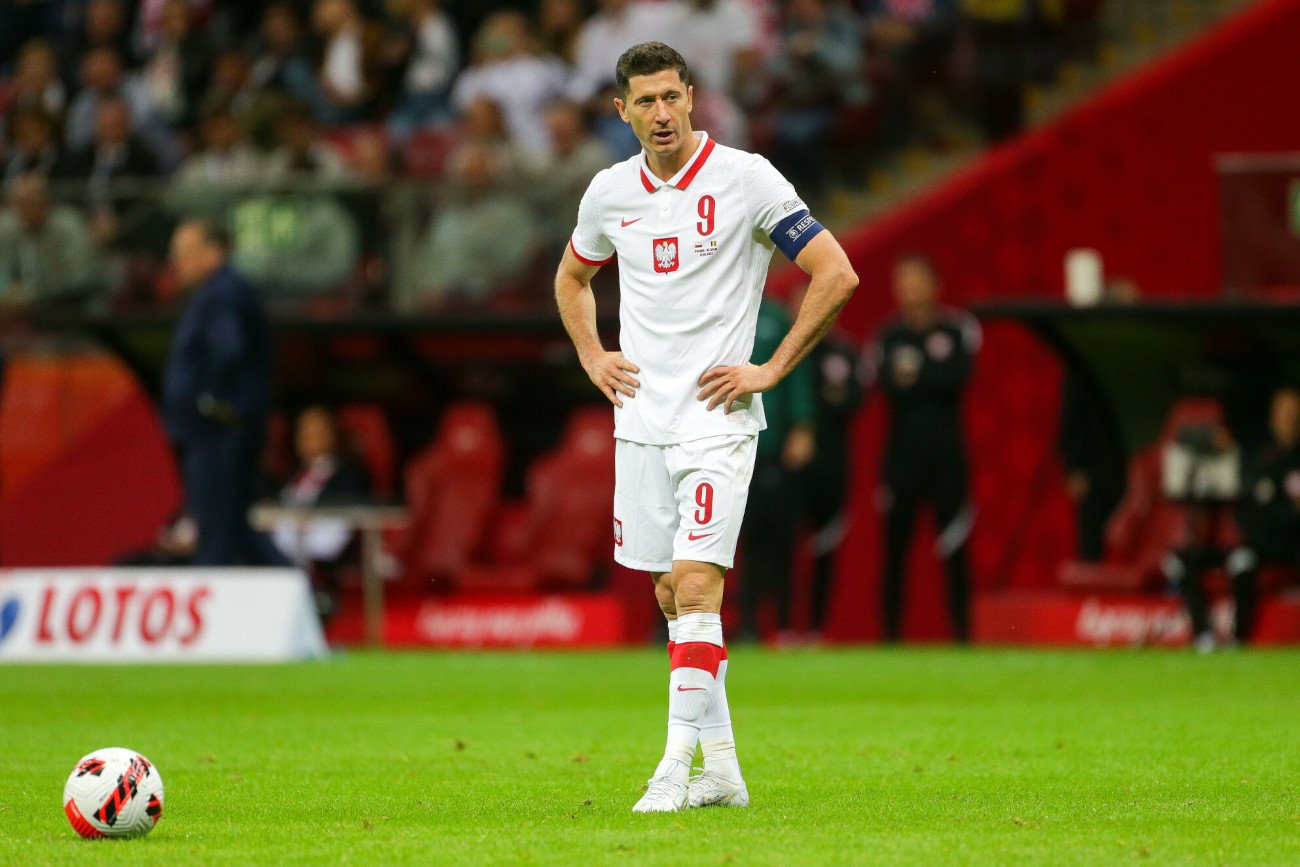 Robert Lewandowski we wtorkowym meczu z Belgią nie zdobył gola dla Biało-Czerwonych. Nie wyjaśnił też swojej przyszłości.