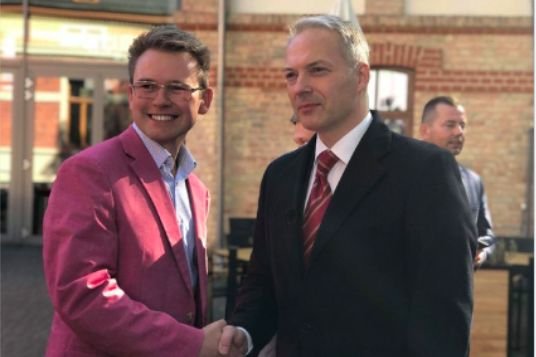 Mężczyzna przedstawiający się jako Luke Marcinkiewicz (po lewej, ściska dłoń posła Porozumienia, Jacka Żalka) napisał w profilu, że jest studentem medycyny z Białegostoku.