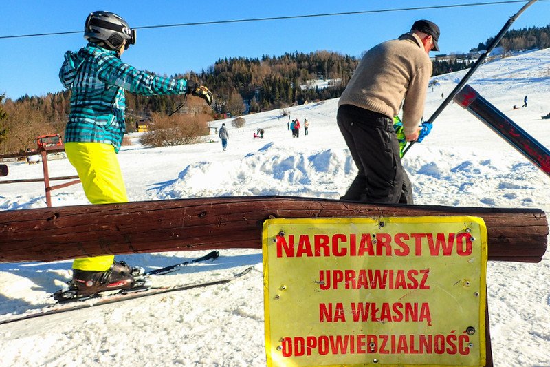 O rekordowej liczbie wypadków na stokach w czasie ferii informują w tym roku ratownicy TOPR i GOPR.
