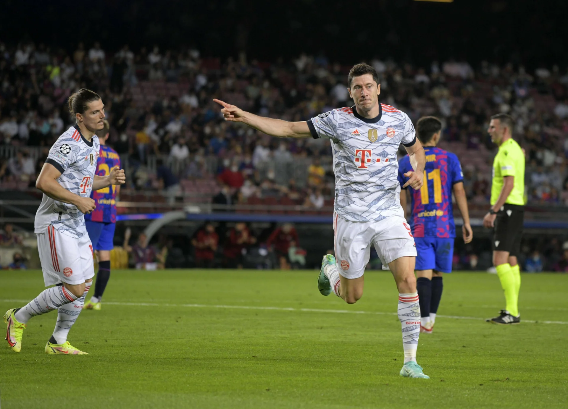 Robert Lewandowski dwa razy trafił na Camp Nou, zawstydzając Barcelonę
