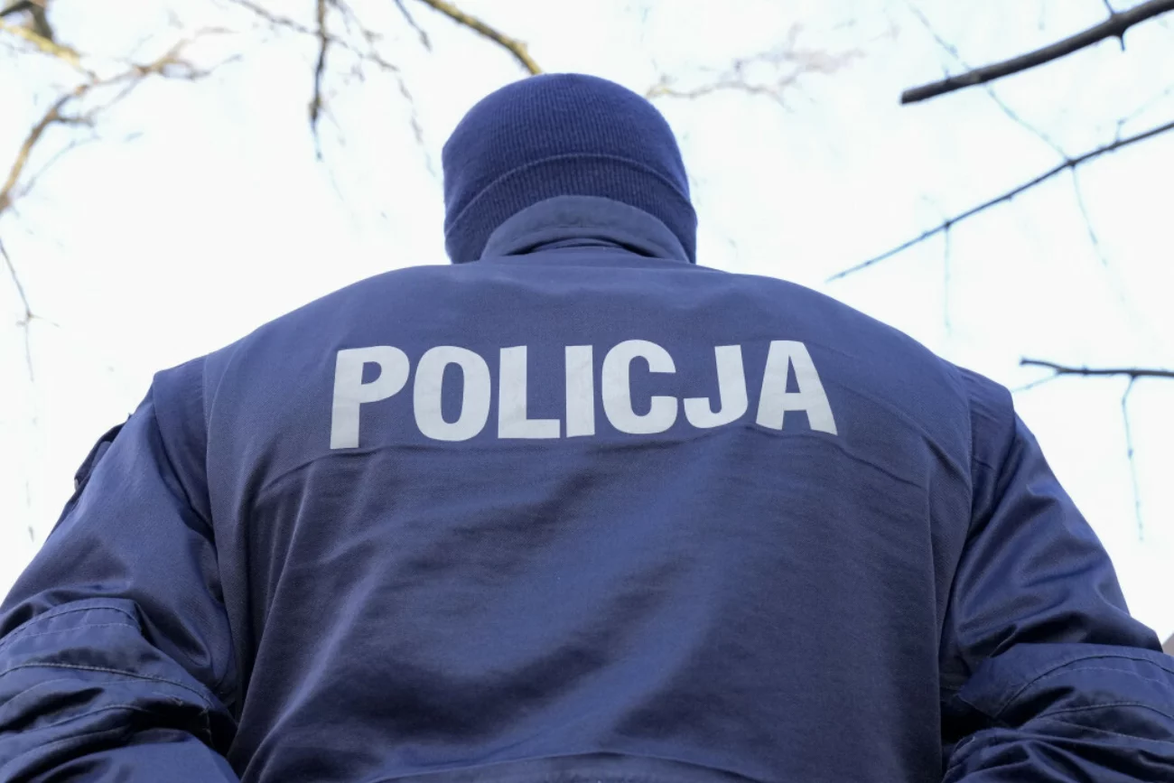 Piła: Chłopiec w mundurze policjanta Piła: 17-latek w mundurze policjanta chodził po cntrum handlowym