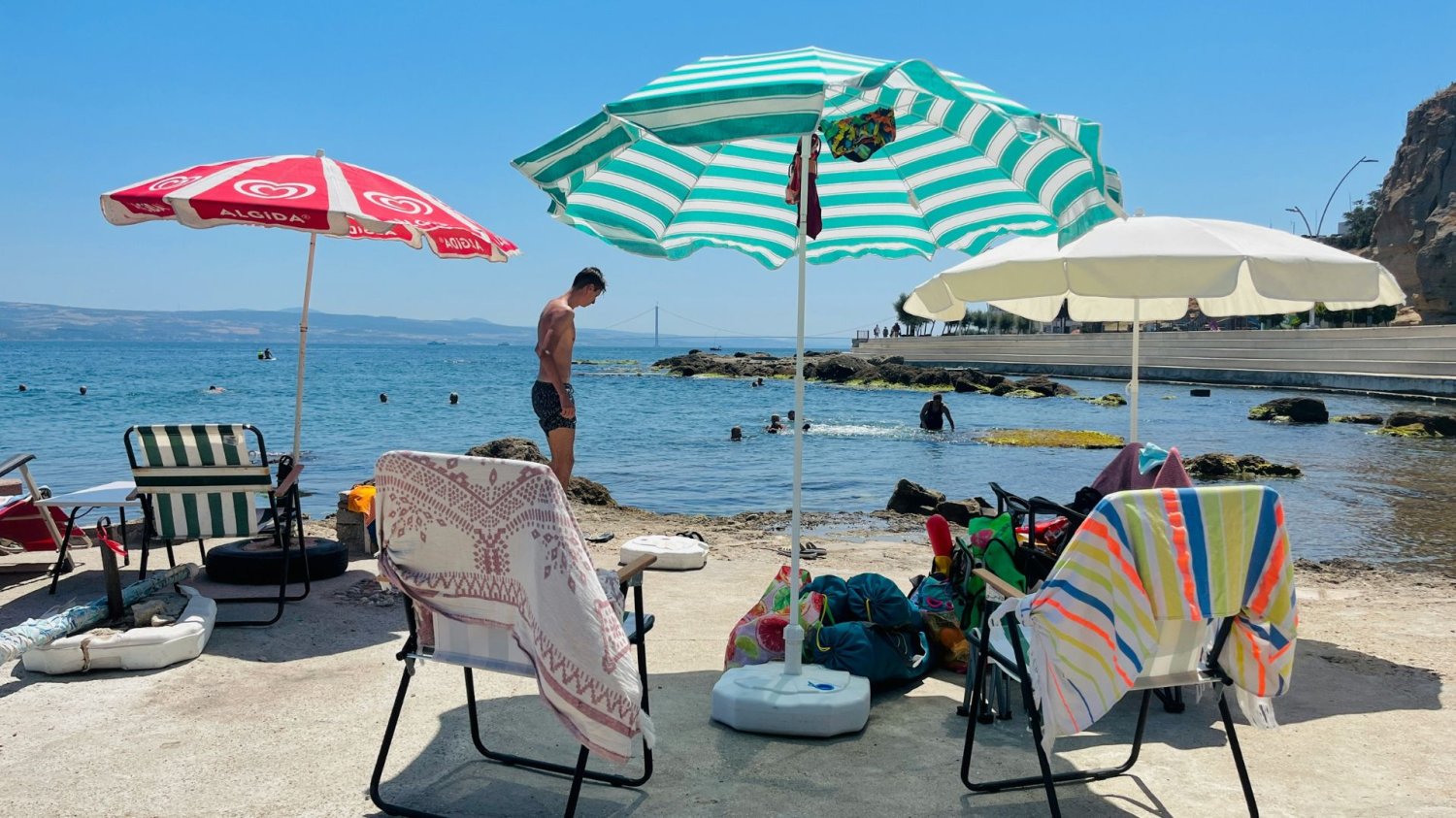 Ekstremalna pogoda na lato 2026. Trzeba przemyśleć swoje plany urlopowe Plaża z turystą i leżakami w wakacje