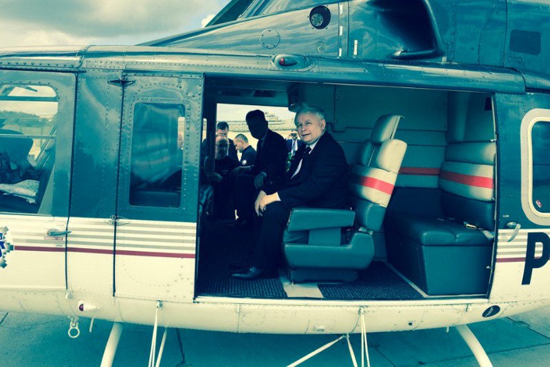 Podróż za jeden uśmiech? Poseł Jarosław Kaczyński podróżował po kraju helikopterem policji