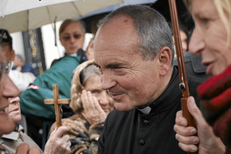 Ks. MałŻowski i obrońcy krzyża przed Pałacem Prezydenckim.