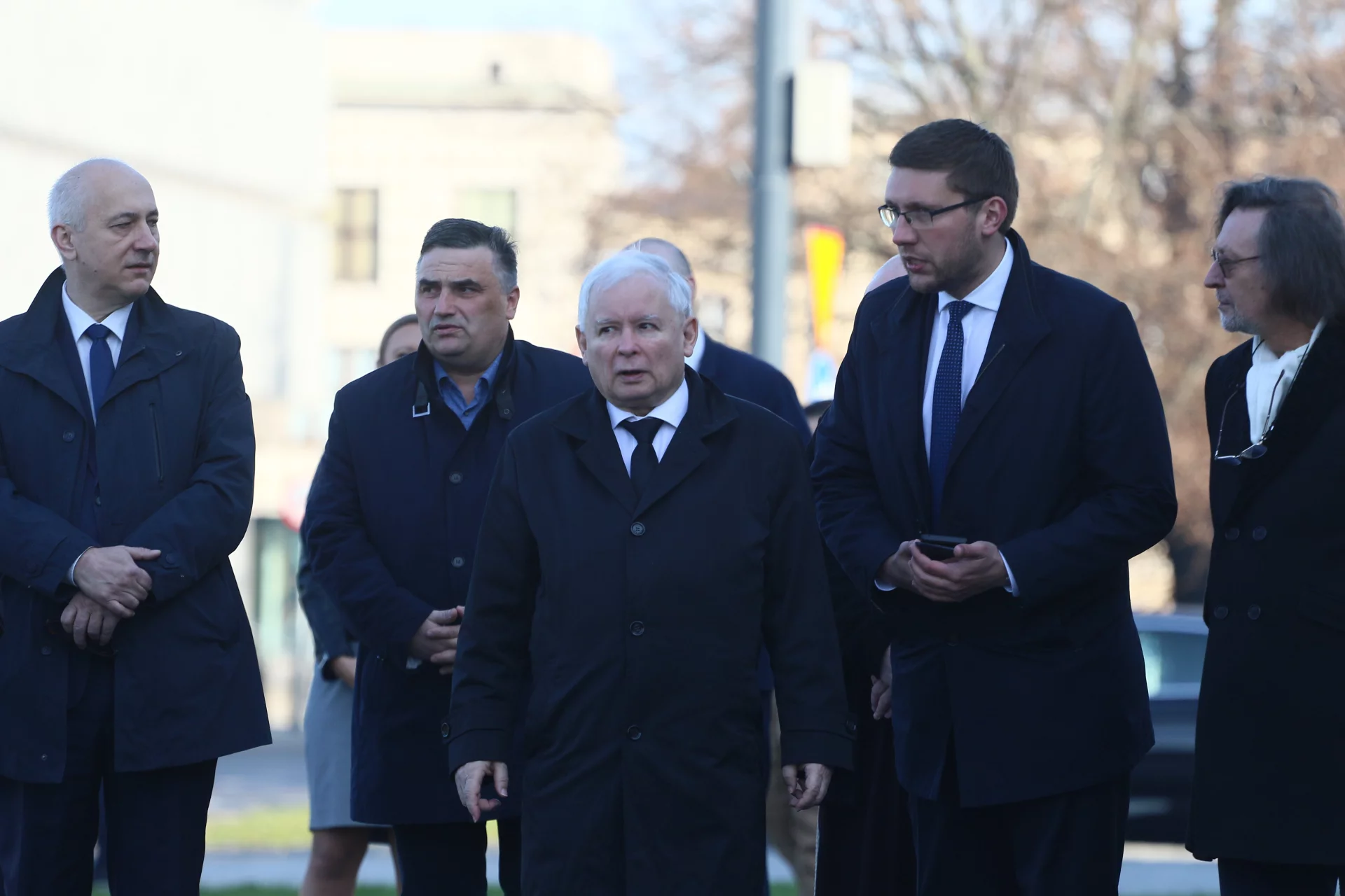 Poseł Jarosław Kaczyński z grupą ludzi pojawił się 10 kwietnia pod pomnikiem smoleńskim i na cmentarzu. Wzbudziło to oburzenie opinii publicznej, która musi stosować się do ograniczeń związanych z epidemią koronawirusa.