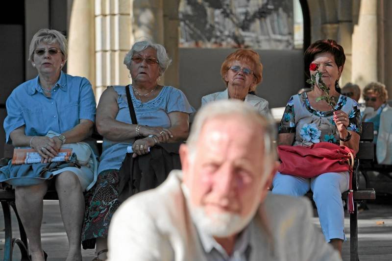 Seniorzy odpoczywają na Placu Wolności w Poznaniu.
