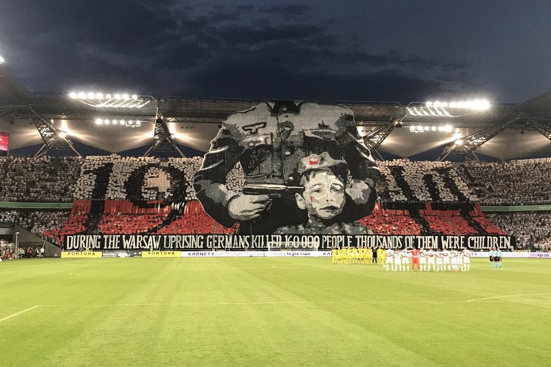 Właśnie ta oprawa spowodowała reakcję UEFA. To nie pierwszy raz, kiedy Legia Warszawa miałaby zapłacić za przewinienia swoich kibiców.