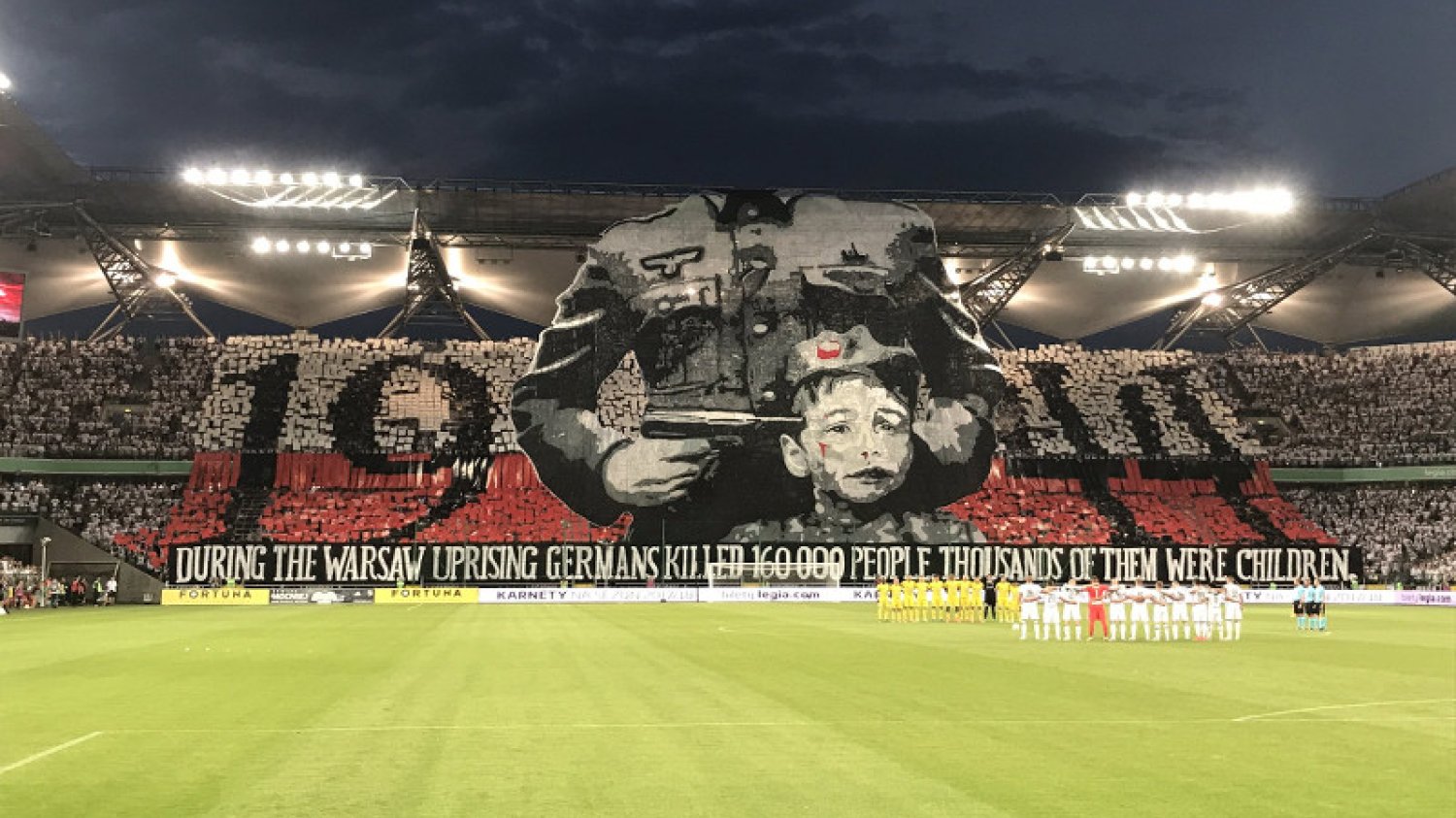 Właśnie ta oprawa spowodowała reakcję UEFA. To nie pierwszy raz, kiedy Legia Warszawa miałaby zapłacić za przewinienia swoich kibiców.