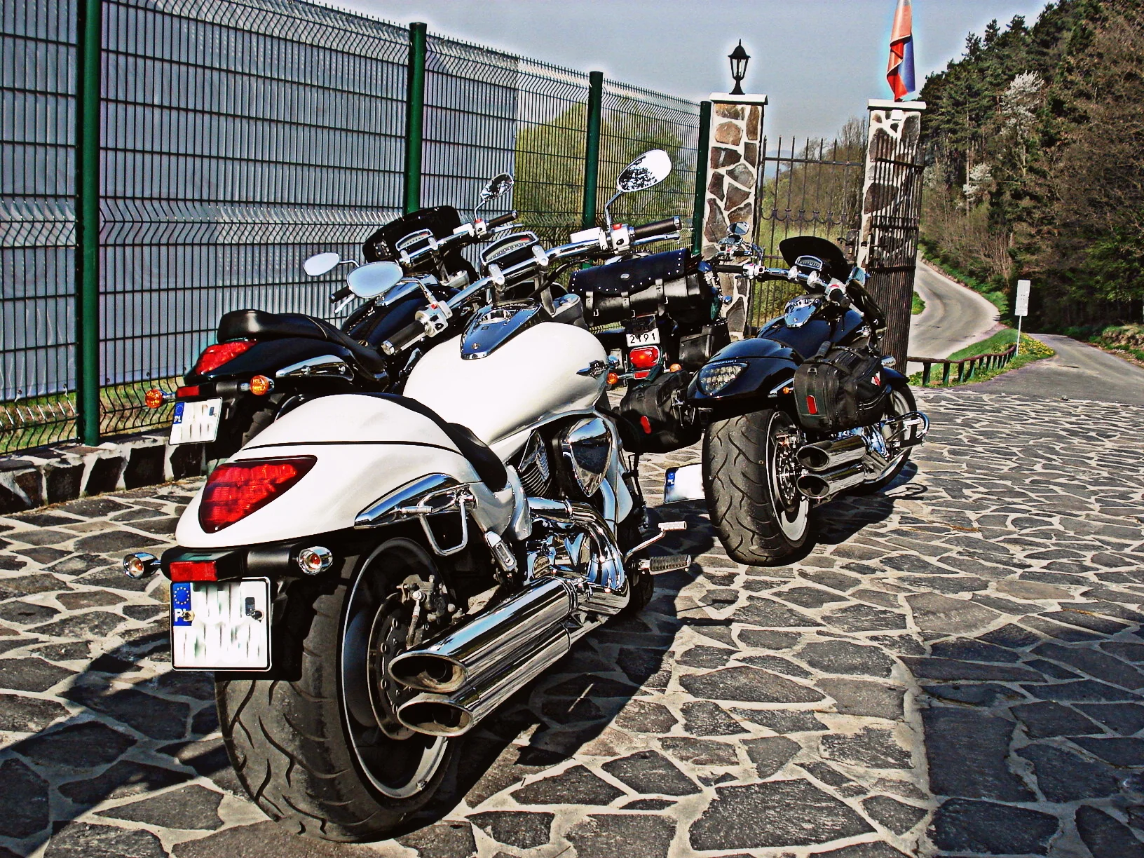 Współtowarzysze Junaka budzą respekt, każdy z nich ma 125KM, a mój motocykl jedynie 28KM!!