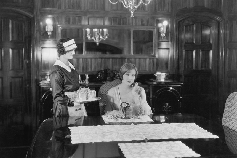 "Służba" wraca do polskich domów. Polscy Carringtonowie płacą nawet 9 tys. zł miesięcznie