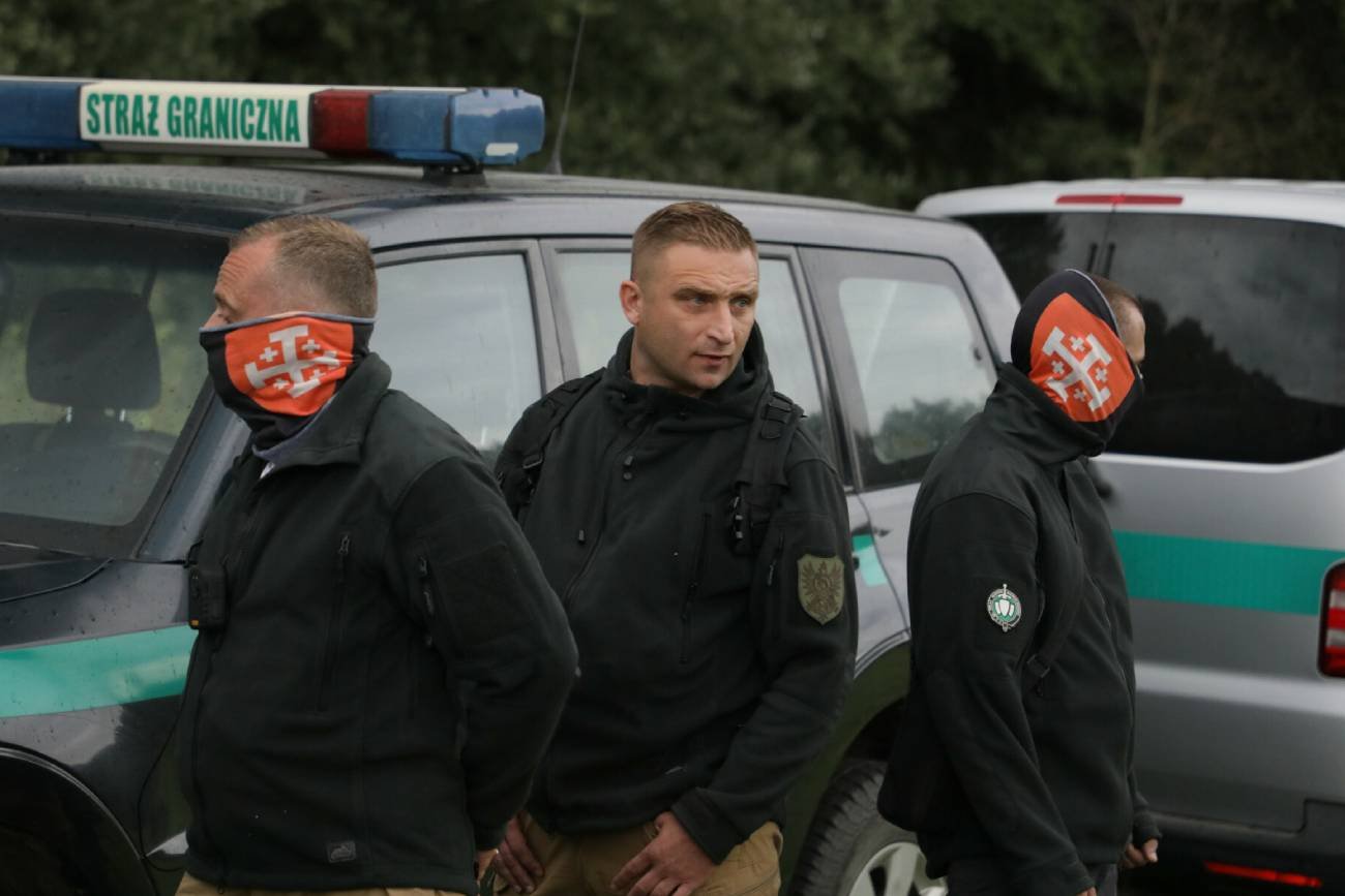 W piątek budowy płotu na granicy z Białorusią domagał się lider narodowców Robert Bąkiewicz. W poniedziałek o podjęciu takiej decyzji przez rząd PiS poinformował szef MON Mariusz Błaszczak