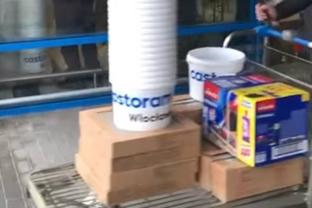 We Włocławku otwarto Castoramę Ludzie wynosili stosy wiader.