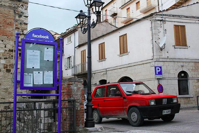 Tablica informacyjna pod logiem Facebooka.