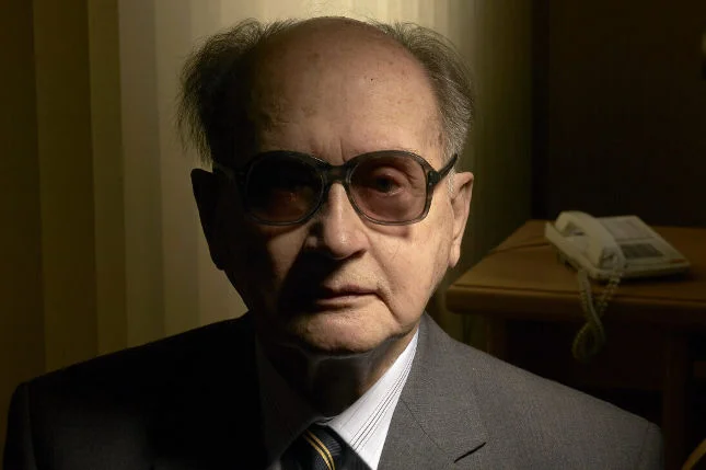 Wojciech Jaruzelski w swoim biurze, przy Alejach Jerozolimskich.