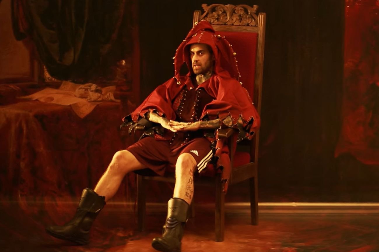 Quebonafide w teledysku do nowego utworu "Futurama 3".