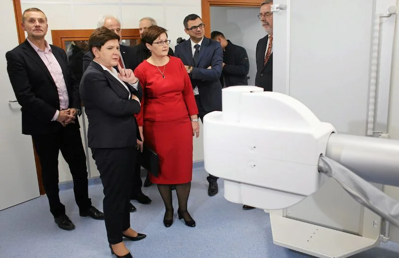 Premier Beata Szydło, mieszkanka powiatu oświęcimskiego, otwiera pracownię rezonansu magnetycznego w Oświęcimiu.