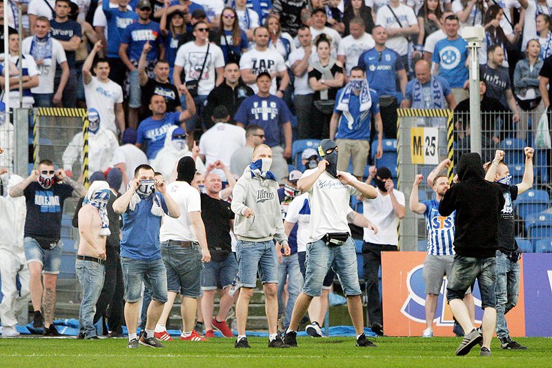 Zamieszki po przerwanym meczu Lech Poznań - Legia Warszawa w ostatniej kolejce Ekstraklasy.