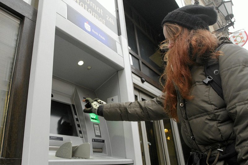 Wypłata z bankomatu będzie droższa. Właściciele dogadali się i chcą większych przychodów