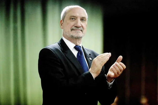 Wiceprezes PiS Antoni Macierewicz promuje się bardzo ciekawymi rytmami...