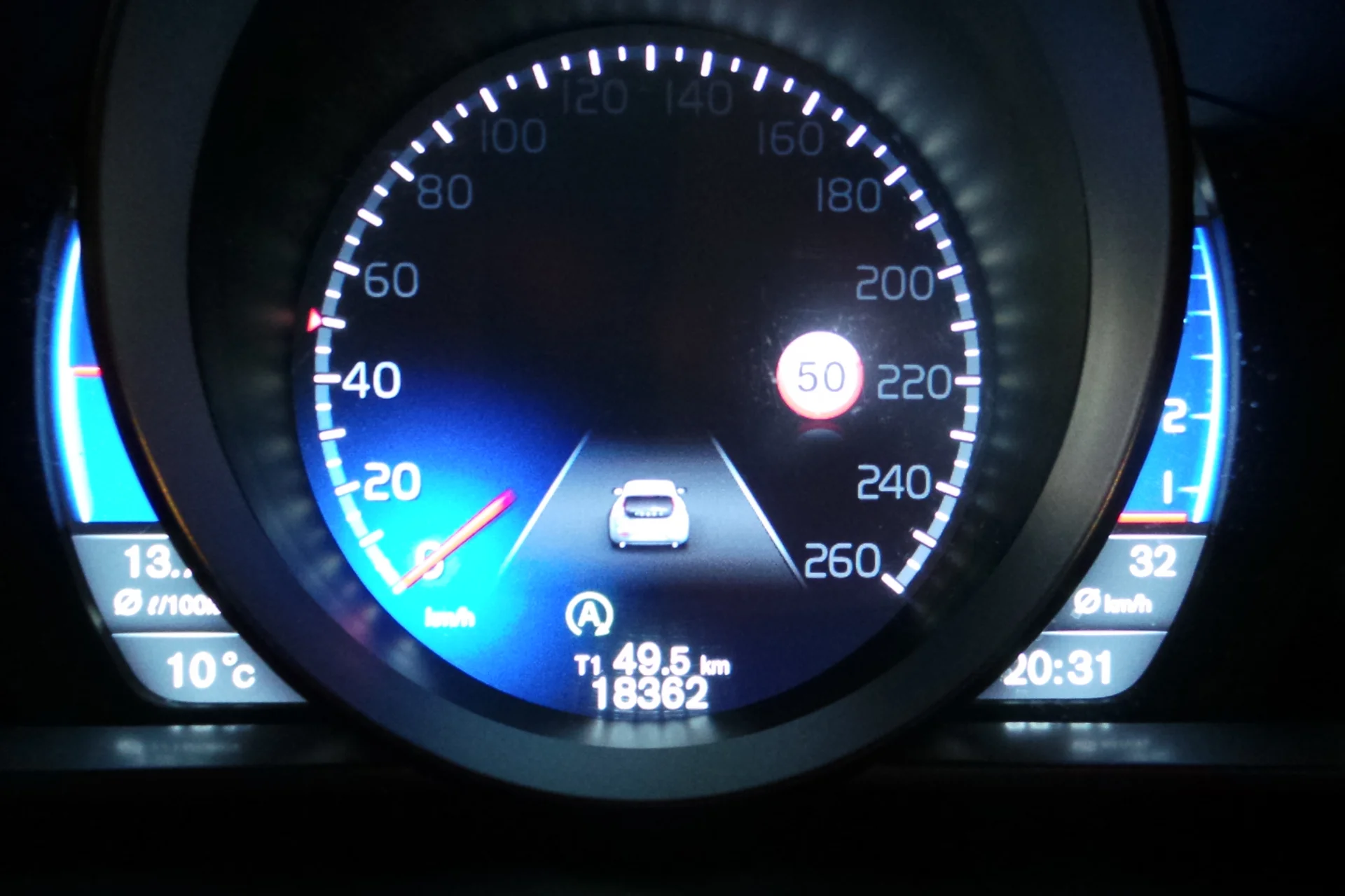 Tak wyglądają zegary nowego Volvo V40. Pokazują nawet... znaki drogowe