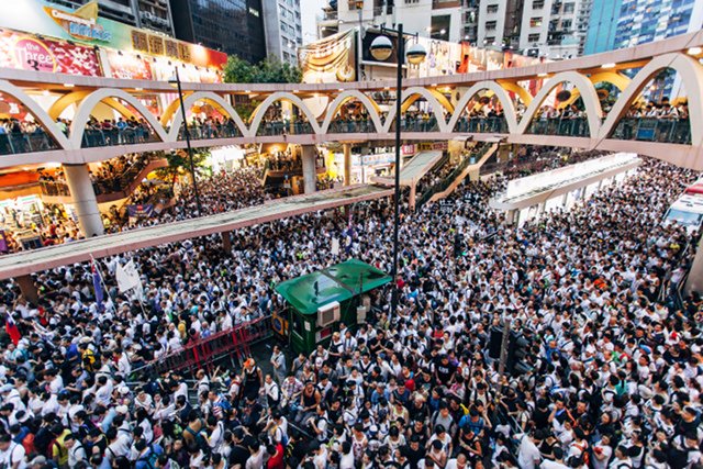 W Hongkongu ludzie protestują na ulicach