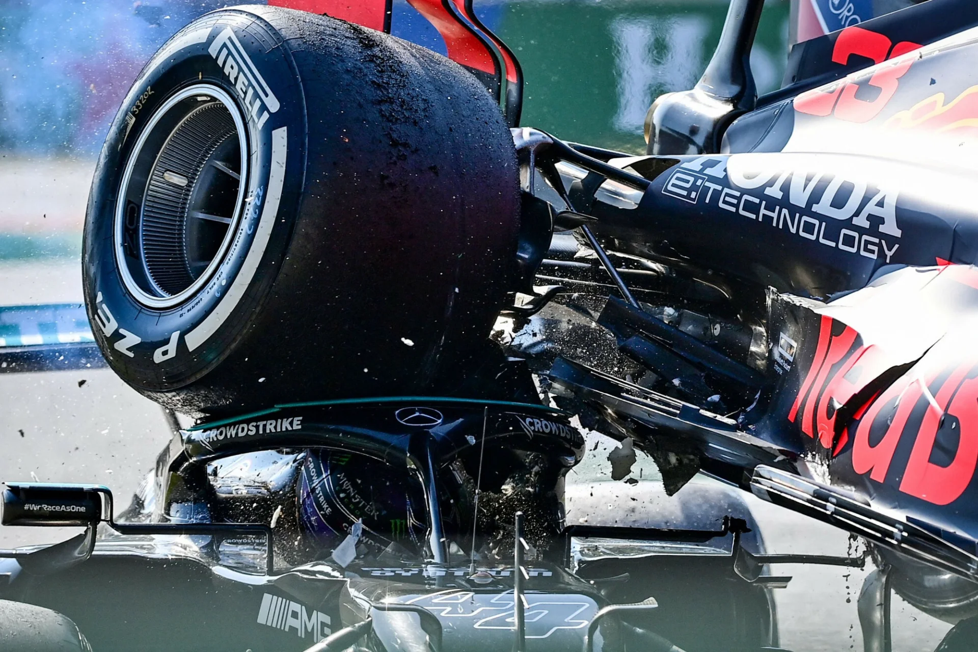 Lewis Hamilton i opona bolidu Maksa Verstappena, tak starli się podczas ostatniego Grand Prix