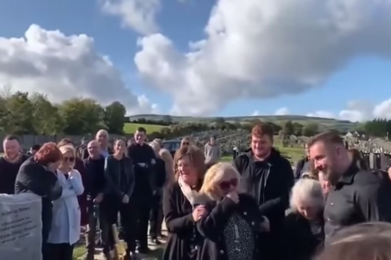 Nagranie rozbawiło uczestników pogrzebu.