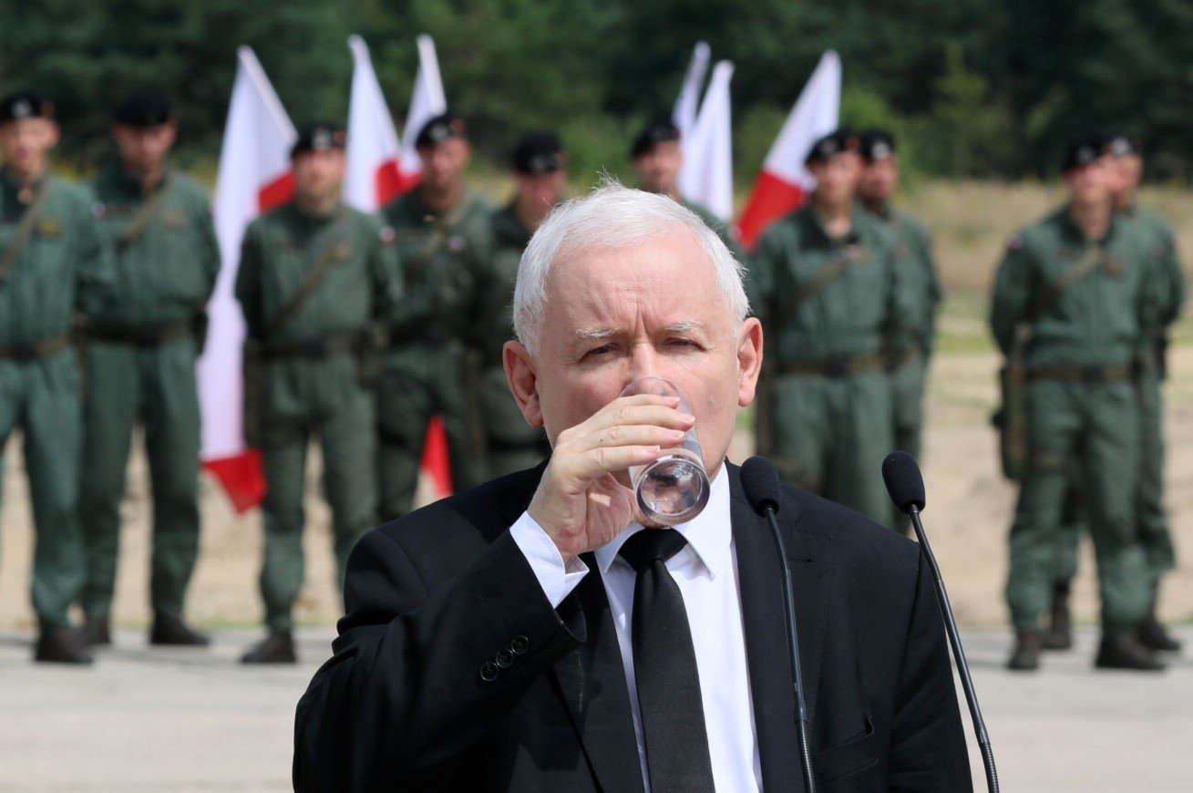 Jarosław Kaczyński na tle żołnierzy na konferencji prasowej w Warszawie (2021).