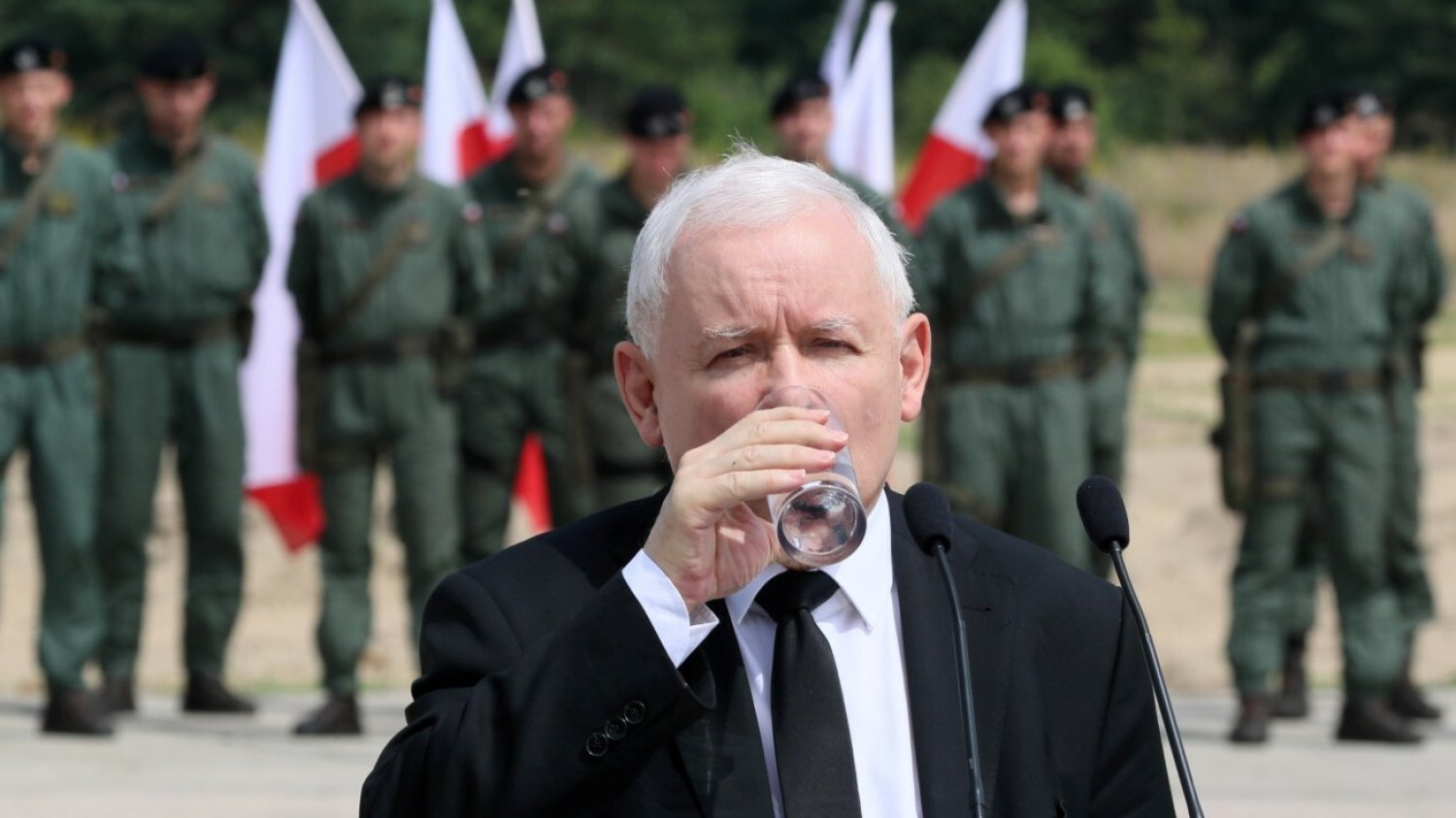 Jarosław Kaczyński na tle żołnierzy na konferencji prasowej w Warszawie (2021). Jarosław Kaczyński na tle żołnierzy na konferencji prasowej w Warszawie (2021).