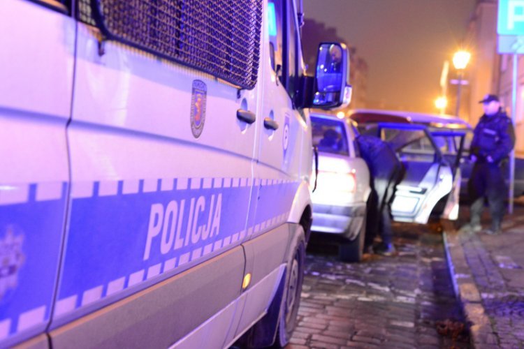 Policja zapowiadał spisywanie wszystkich, którzy wejdą do środka.